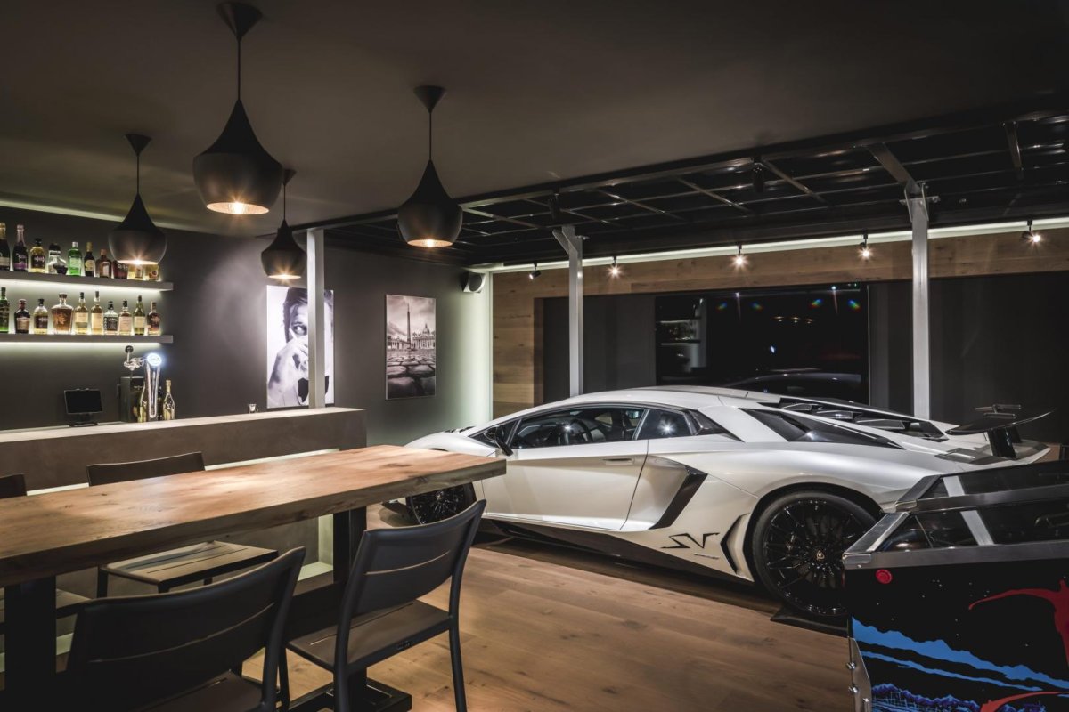 Гараж со стеклянной стеной