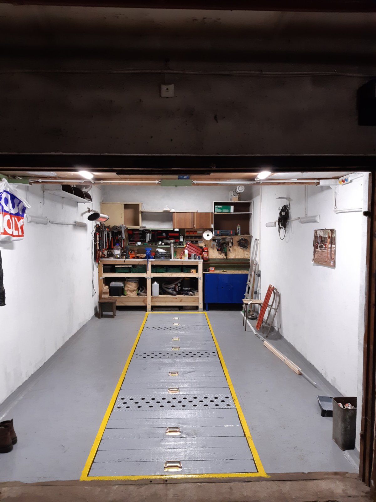 Интерьер гаража пол
