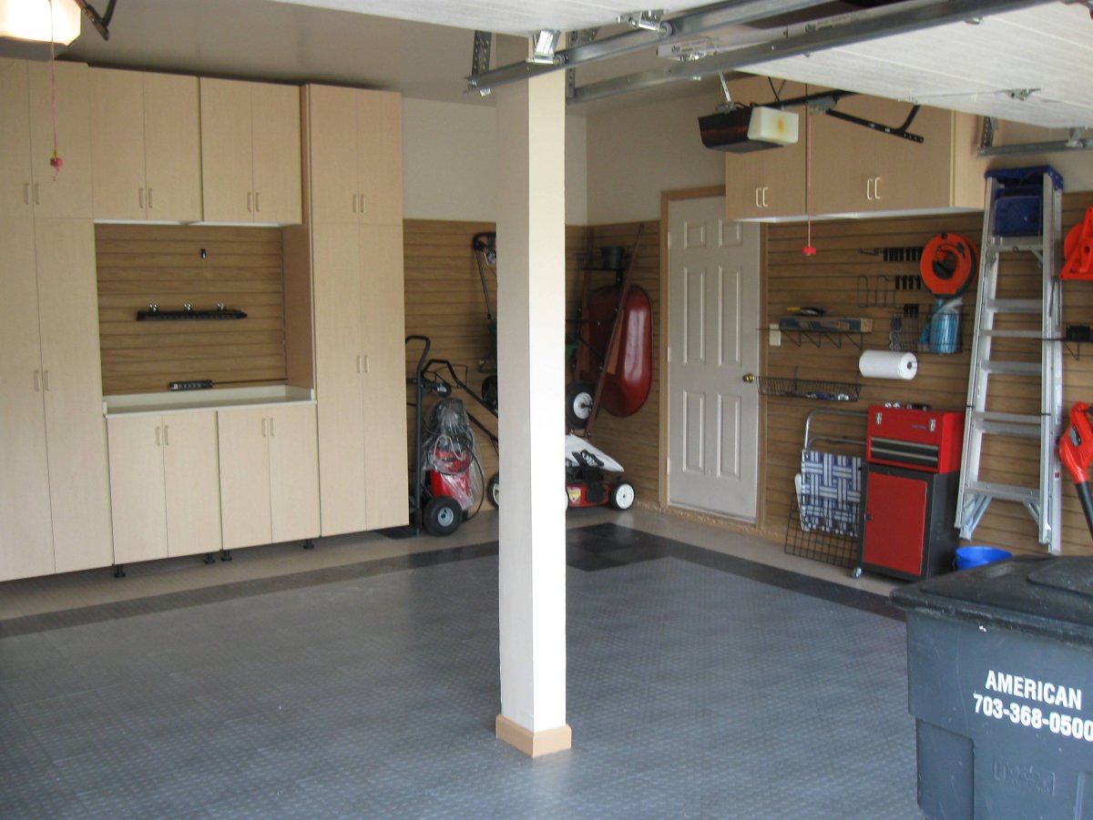 Синий интерьер в гараже