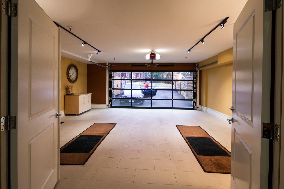 Пустой темный гараж