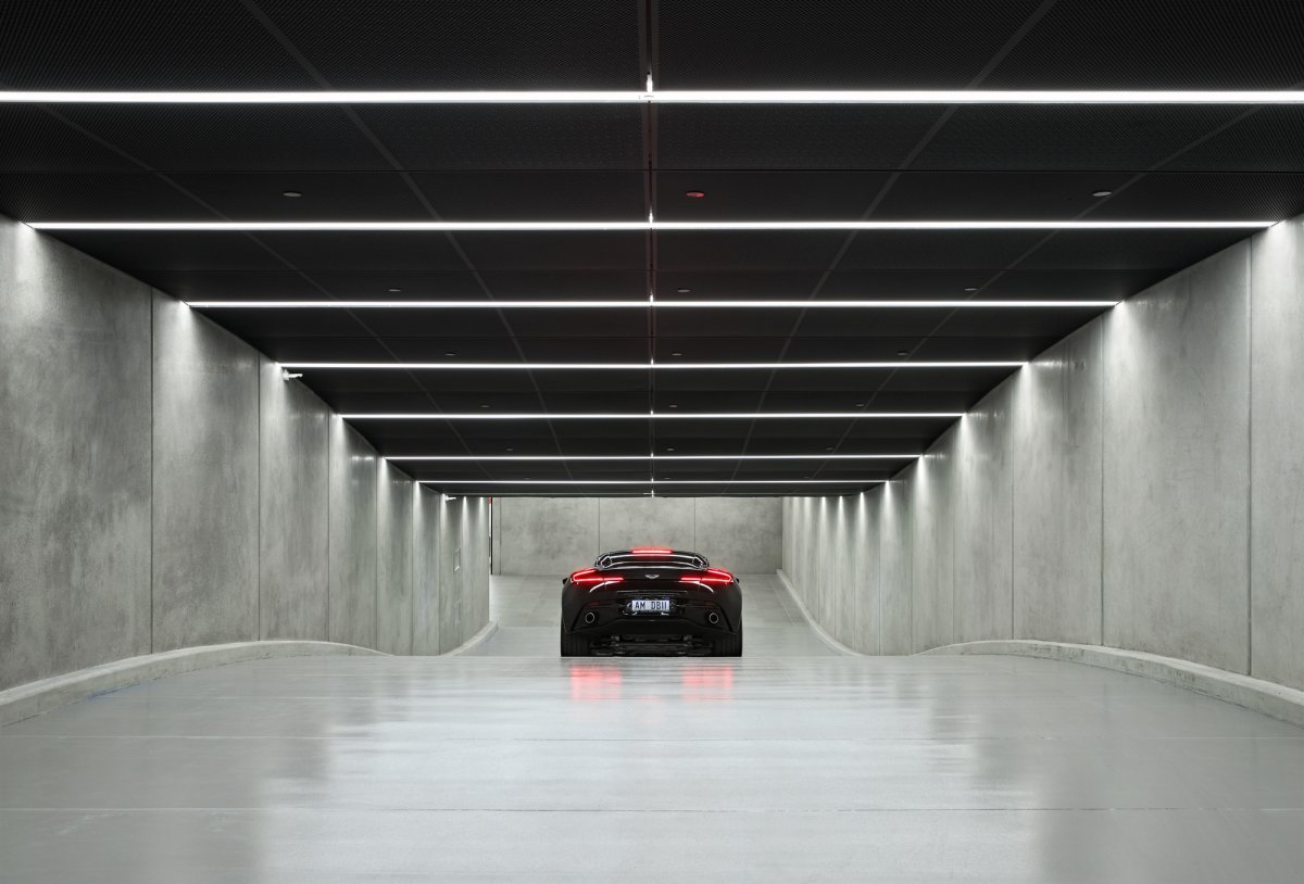 Машина в гараже