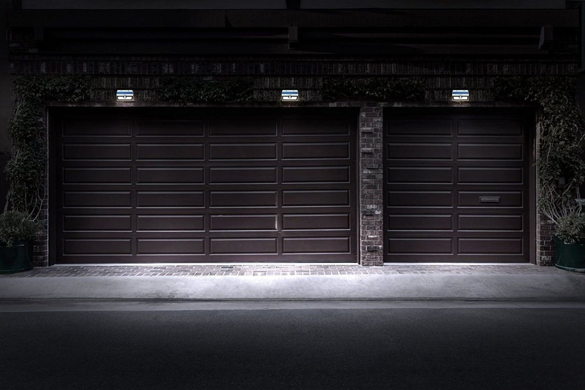 Пустой гараж с полками