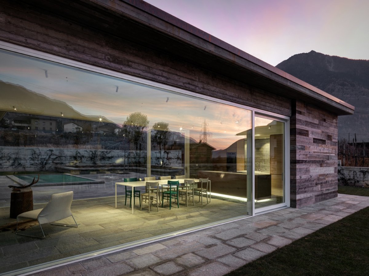 Модульный дом с панорамным окном изнутри