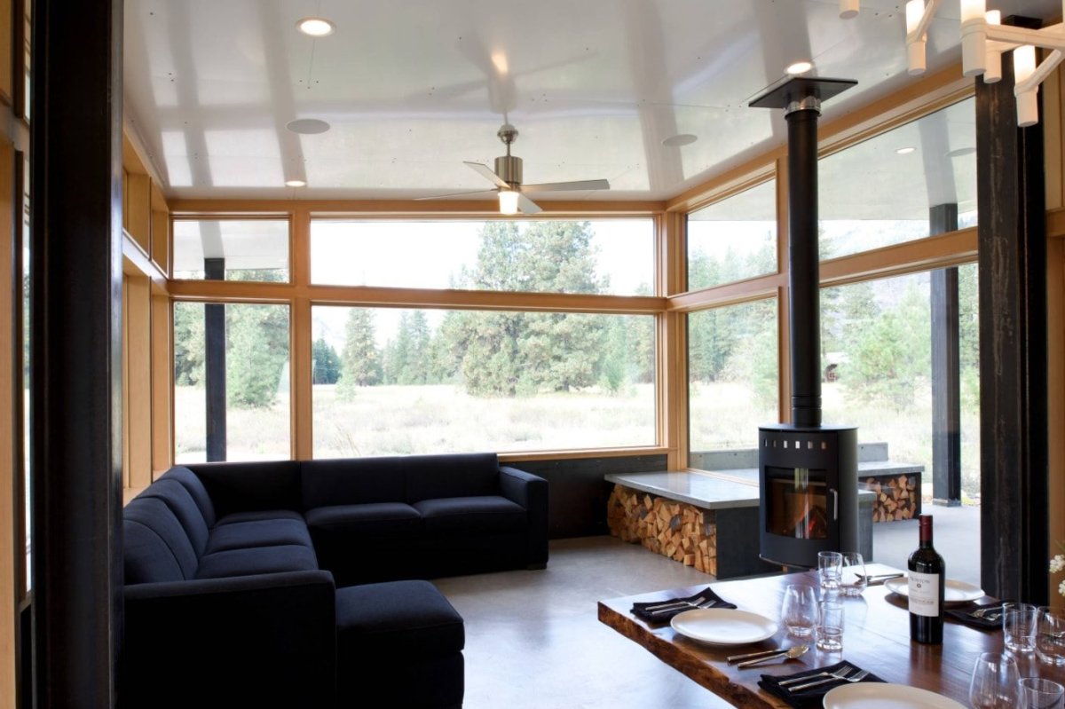 Каменный дом с панорамными окнами