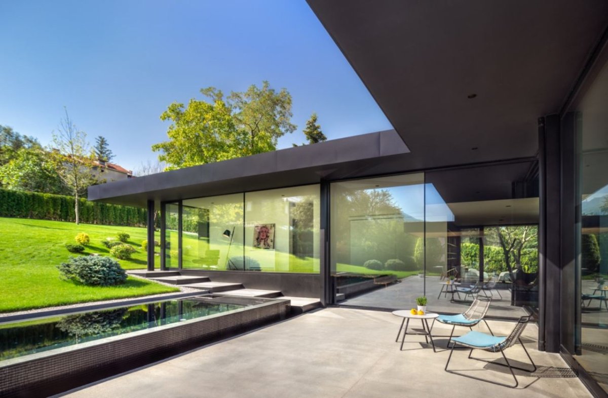 Интерьер комнаты с панорамными окнами