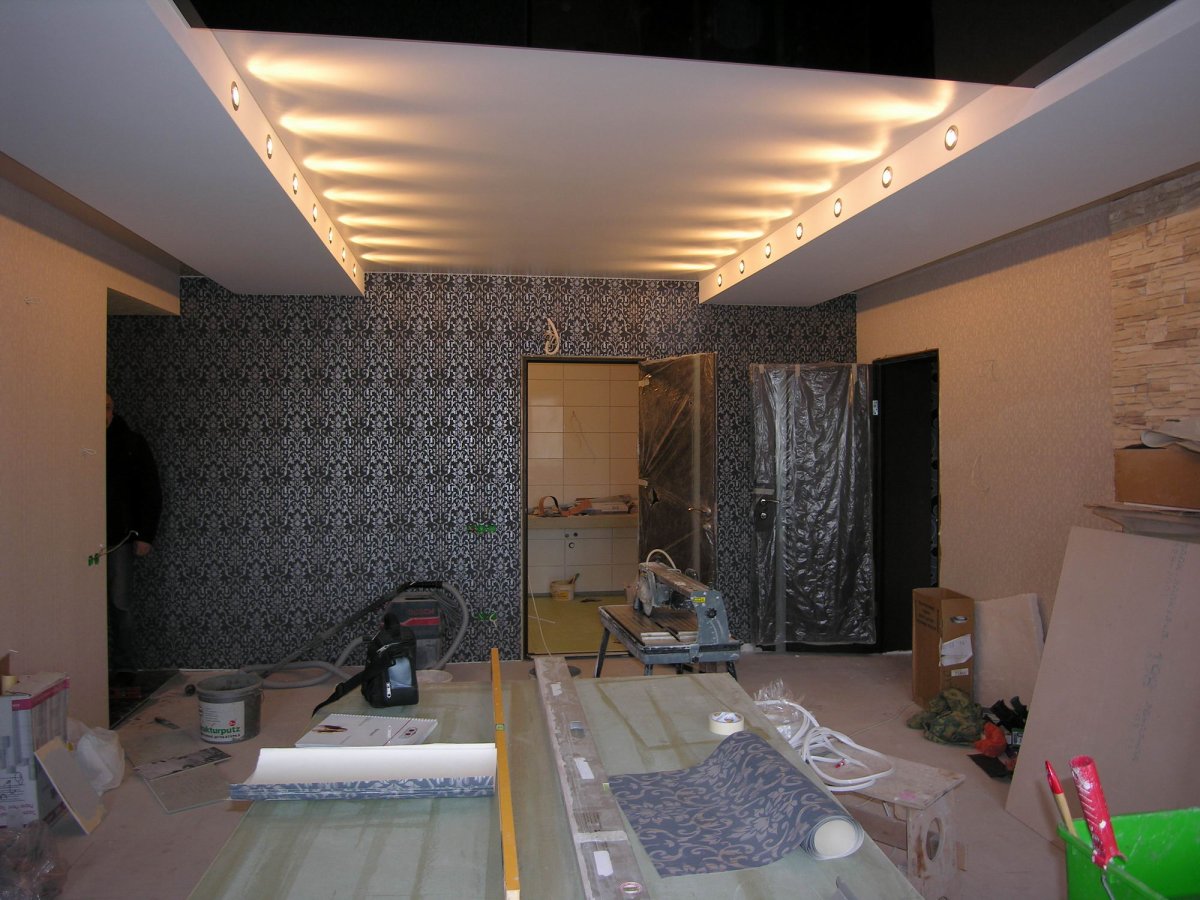 Декоративный камень и натяжной потолок