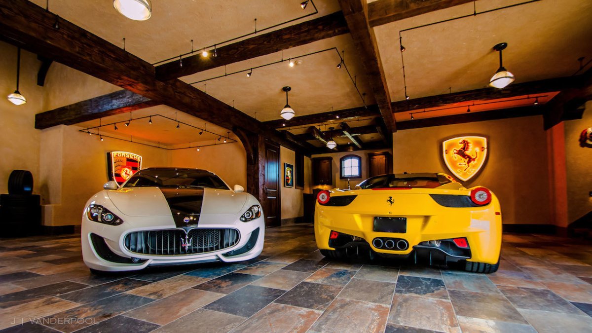 Интерьер роскошного гаража