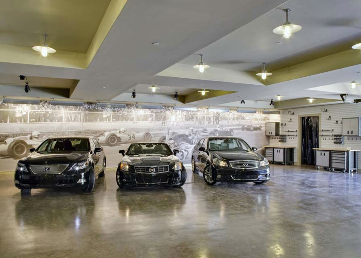 Гараж в загородном доме интерьер