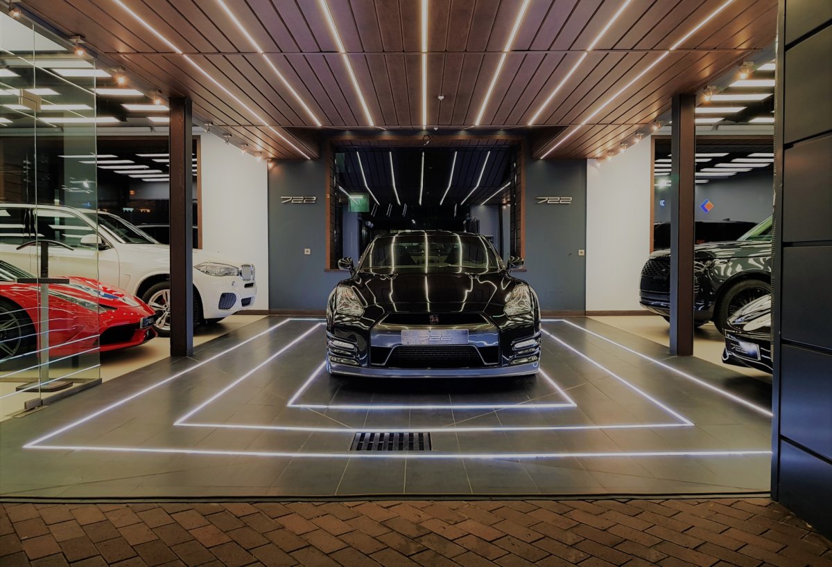 Интерьер большого гаража