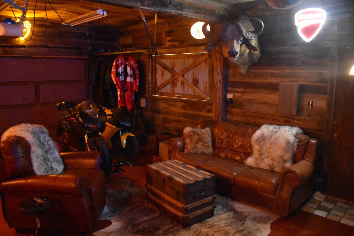 Мужская Берлога в гараже лофт