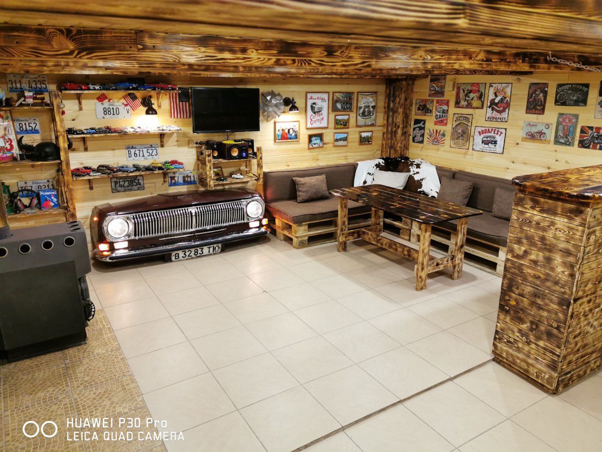 Интерьер мужской берлоги в гараже