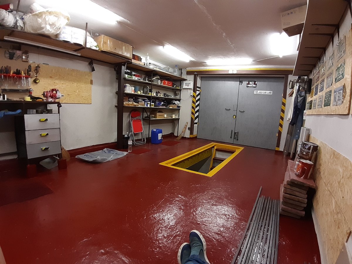 Комната в оружейном стиле