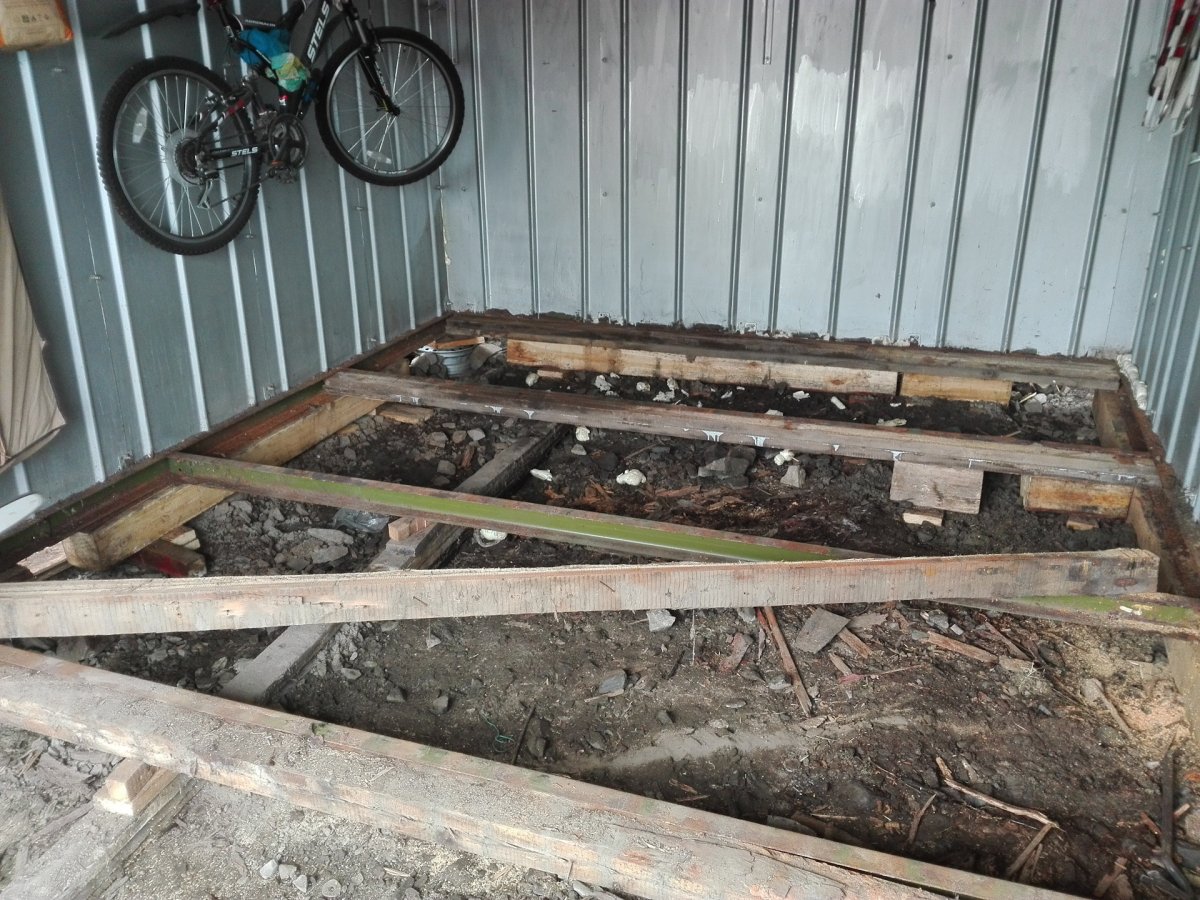 Деревянный пол в металлическом гараже