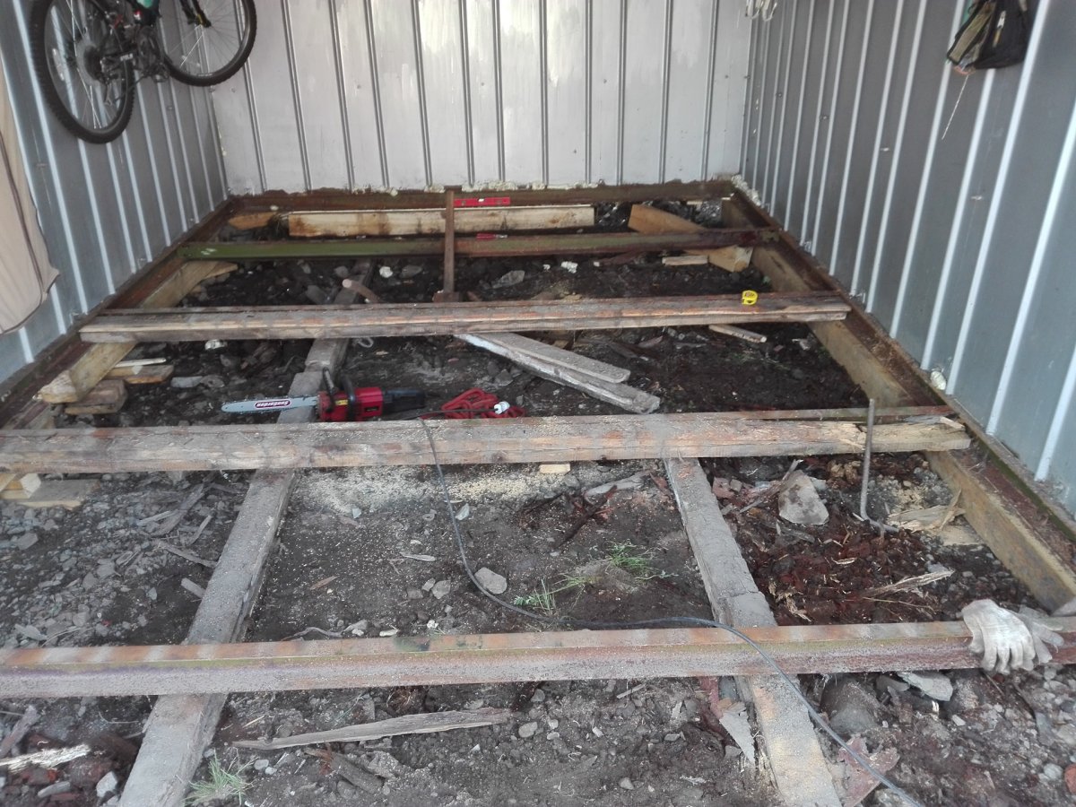 Деревянный пол в гараже