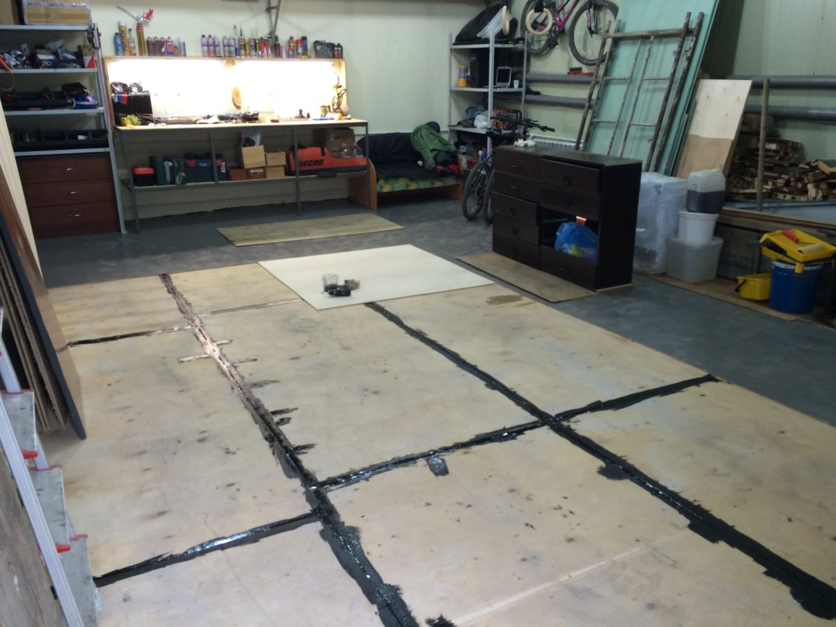 Деревянный пол в гараже