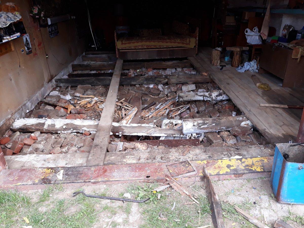 Пол в металлическом гараже