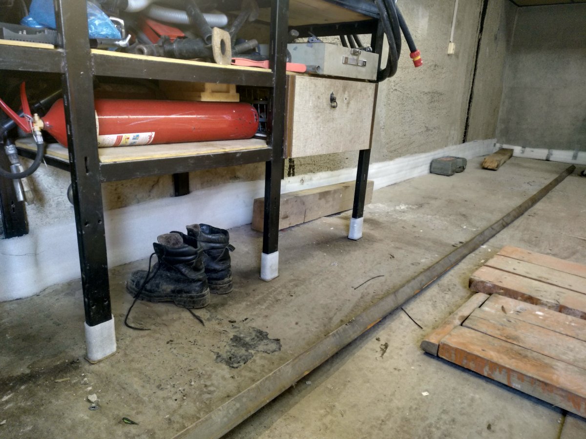 Деревянный пол в Железном гараже