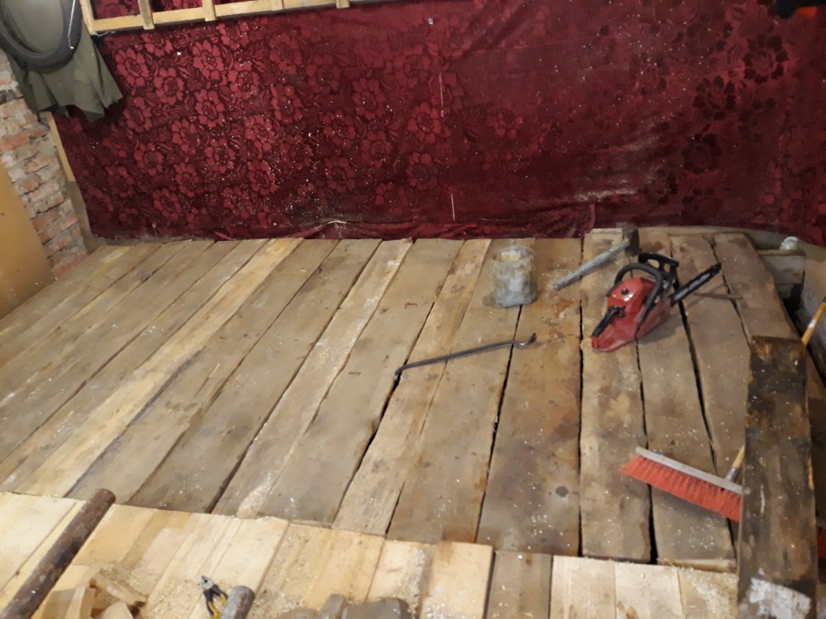 Деревянный пол в гараже