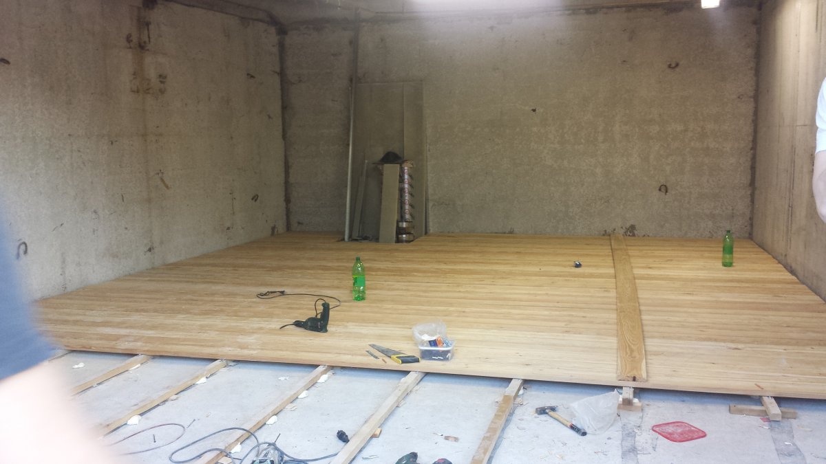 Деревянный настил в гараже