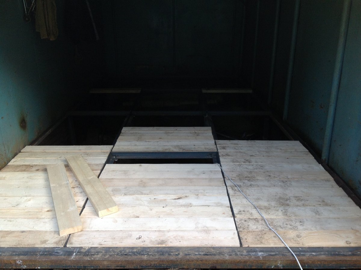 Деревянный пол в гараже