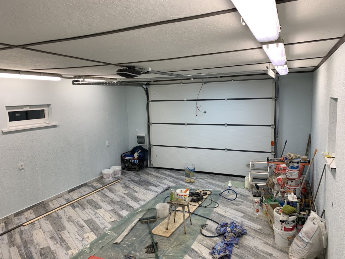 Пол в металлическом гараже