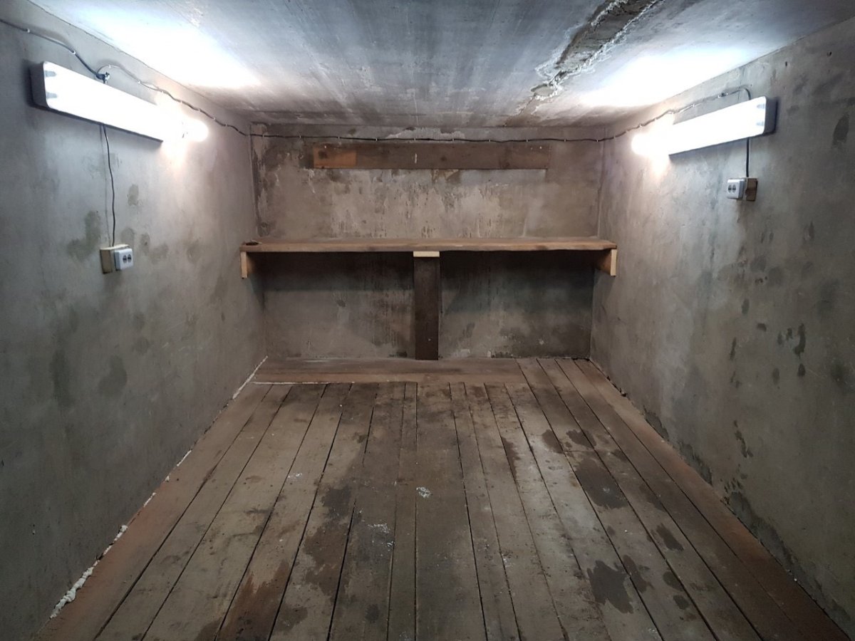 Внутри старого гаража