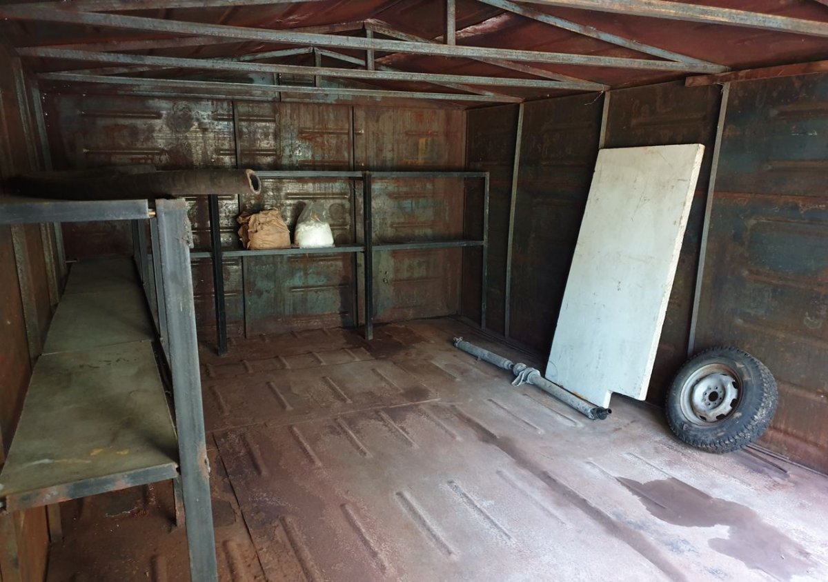 Металлический гараж внутри