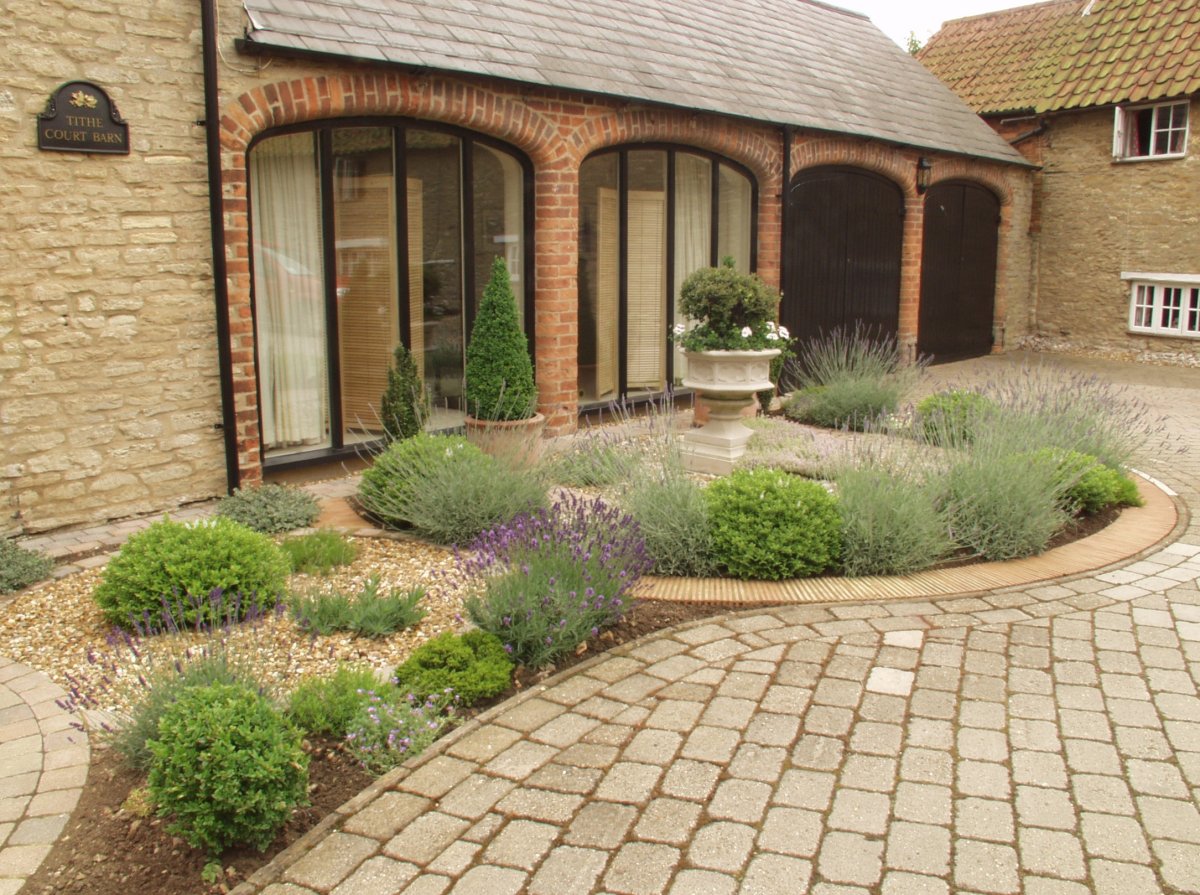 Благоустройство двора плиткой