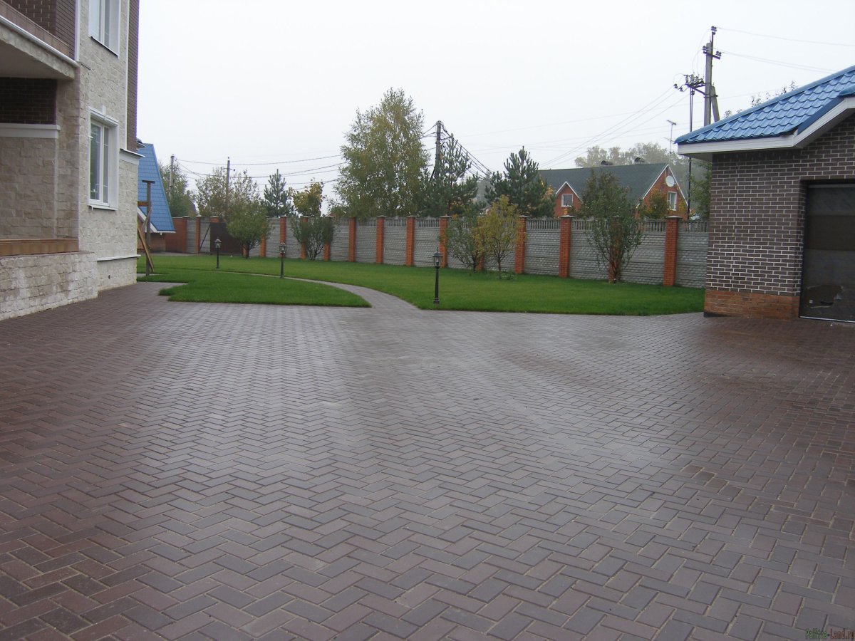 Плитка во дворе дома