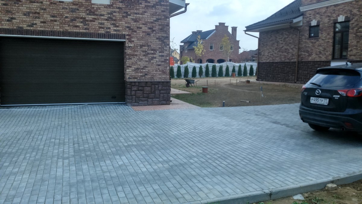 Площадка для машины из брусчатки