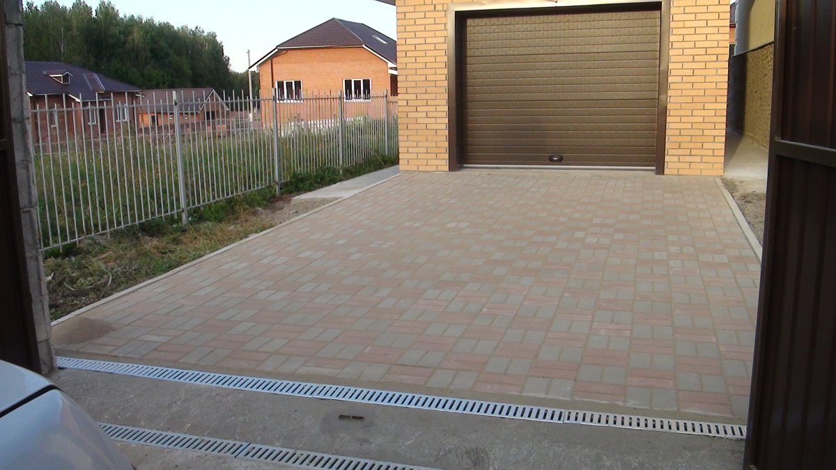 Площадка из плитки перед гаражом