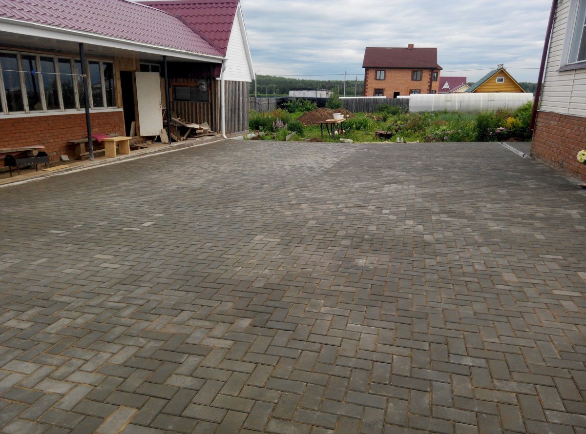 Серая плитка во дворе