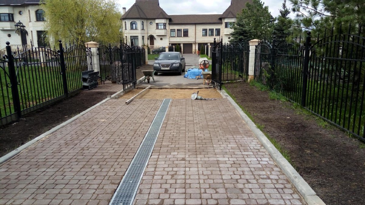 Плиты во дворе частного дома