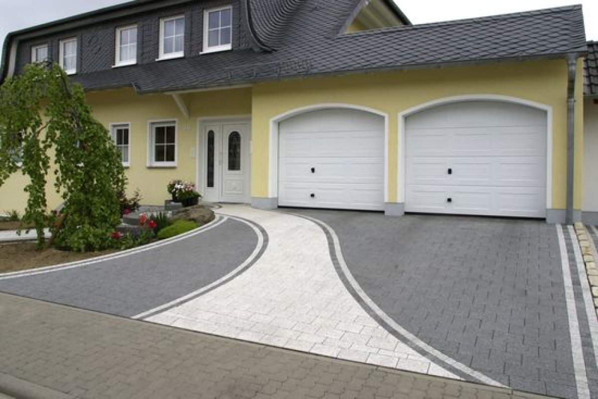 Заезд в гараж в частном доме