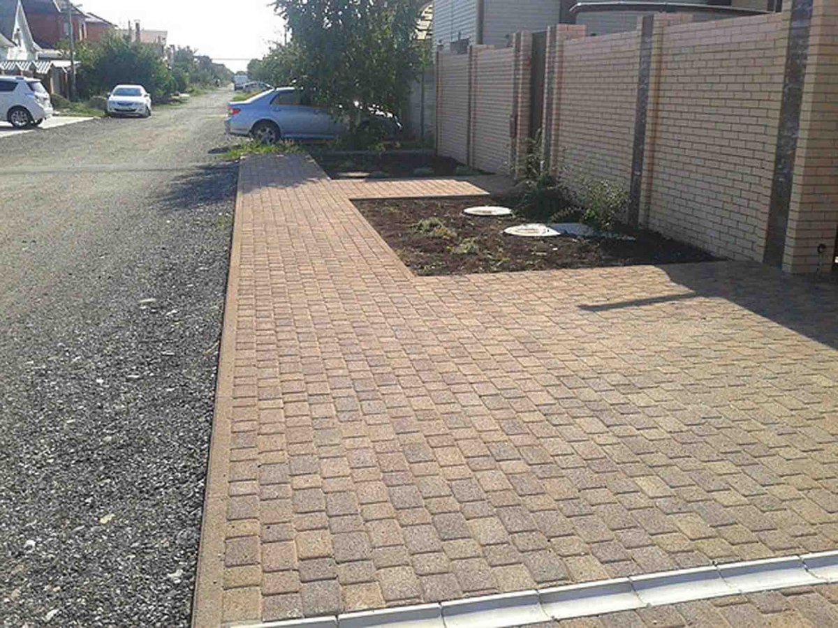 Тротуарная плитка перед воротами