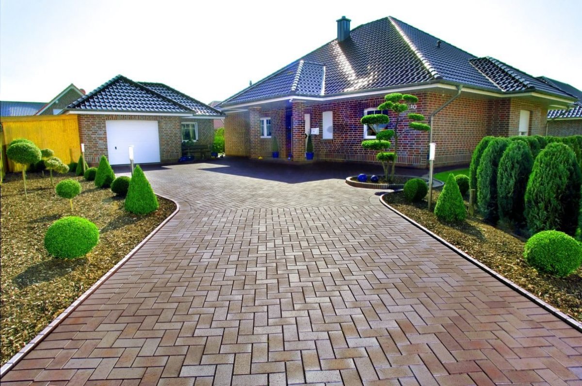 Плитка во дворе частного дома