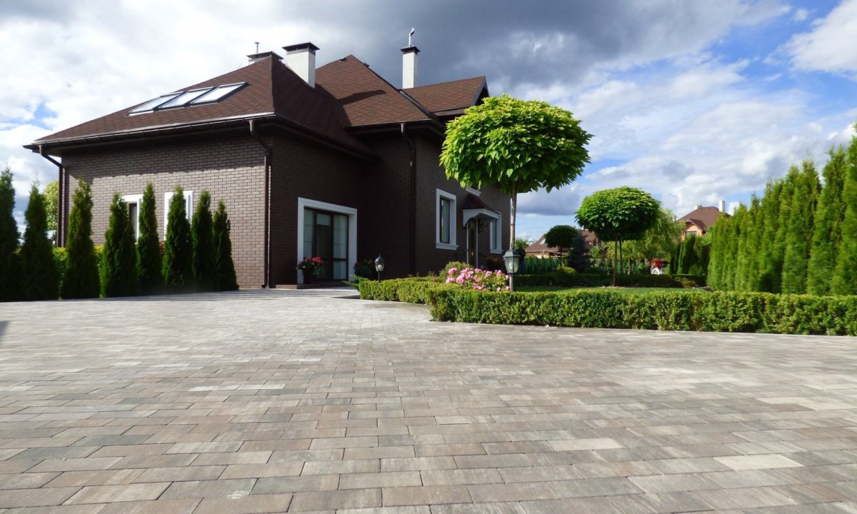 Брусчатка на фоне дома