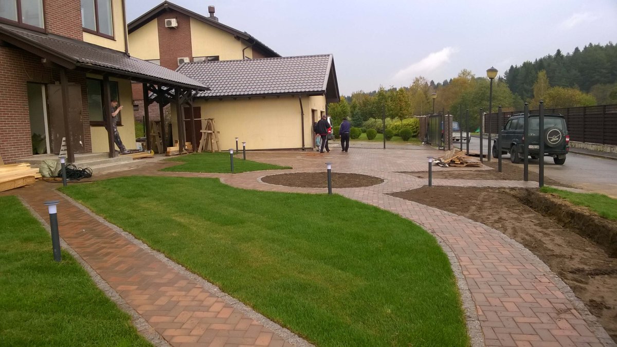 Благоустройство площадки перед домом