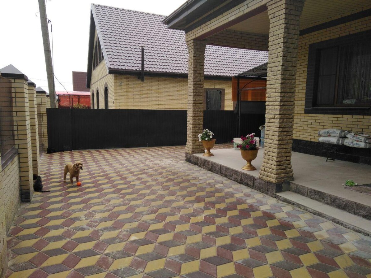 Брусчатка перед воротами