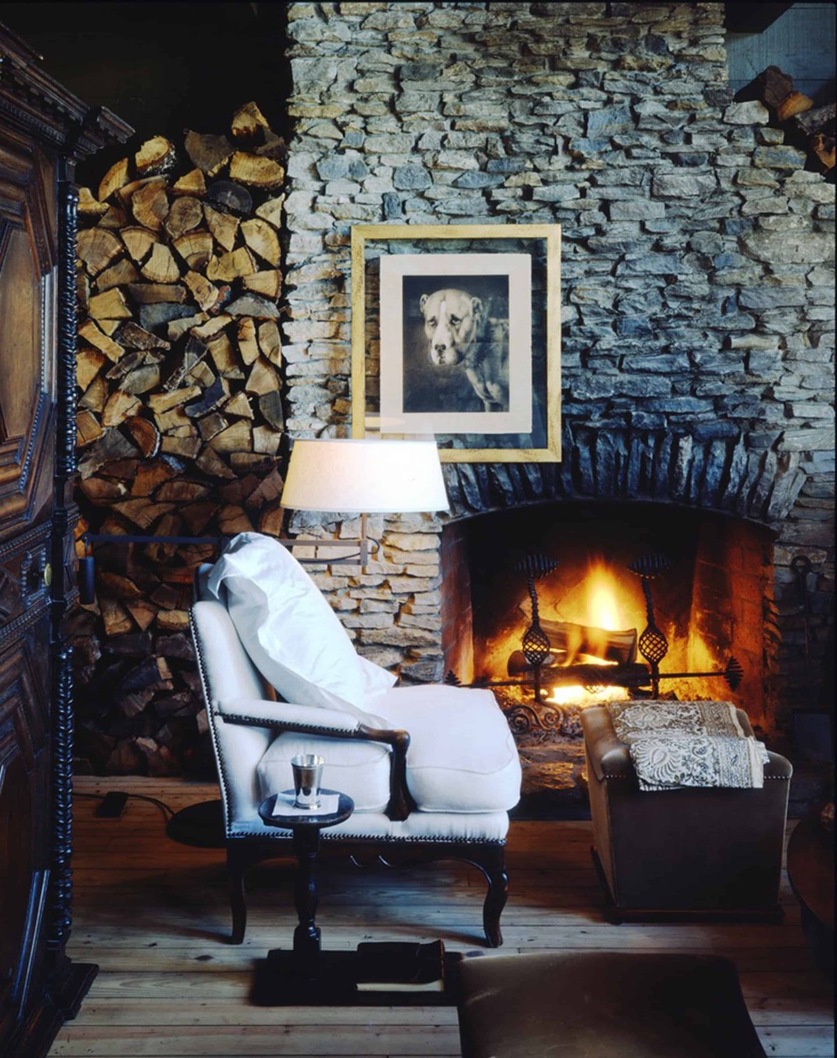 Уютное место с камином