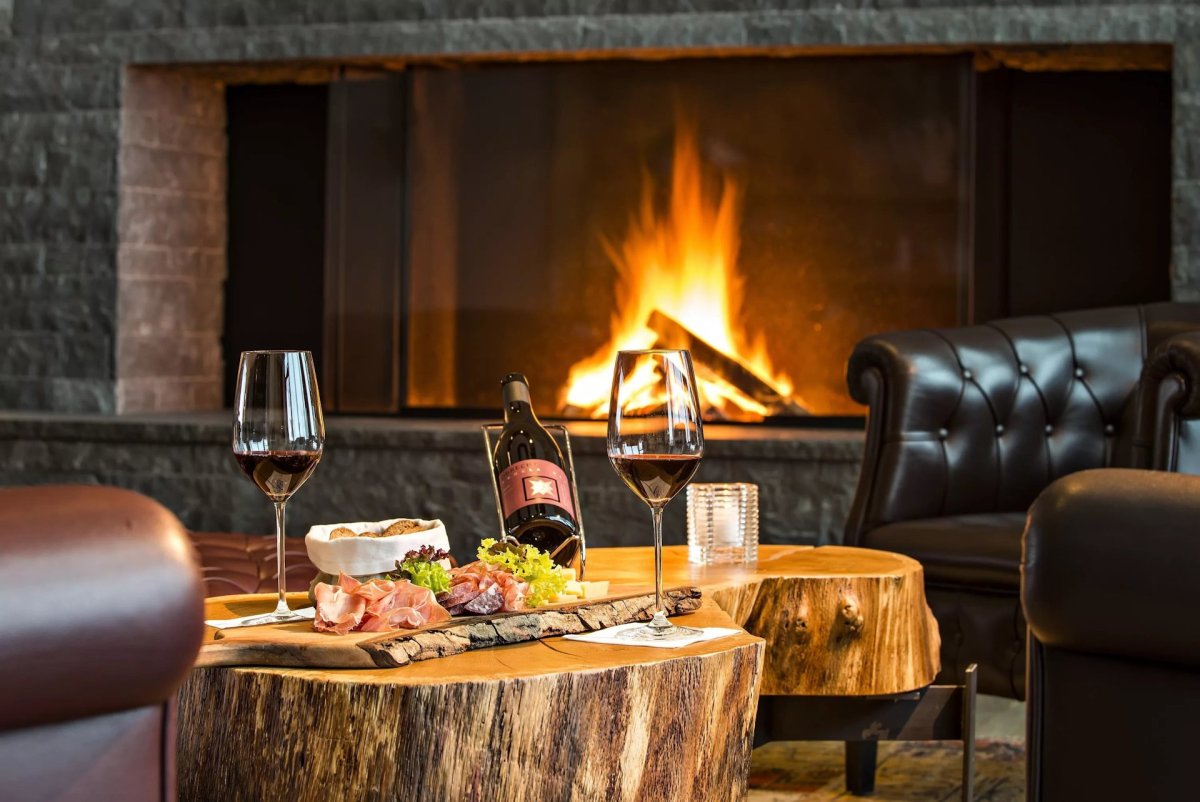 Мужчина у камина на кухне в интерьере