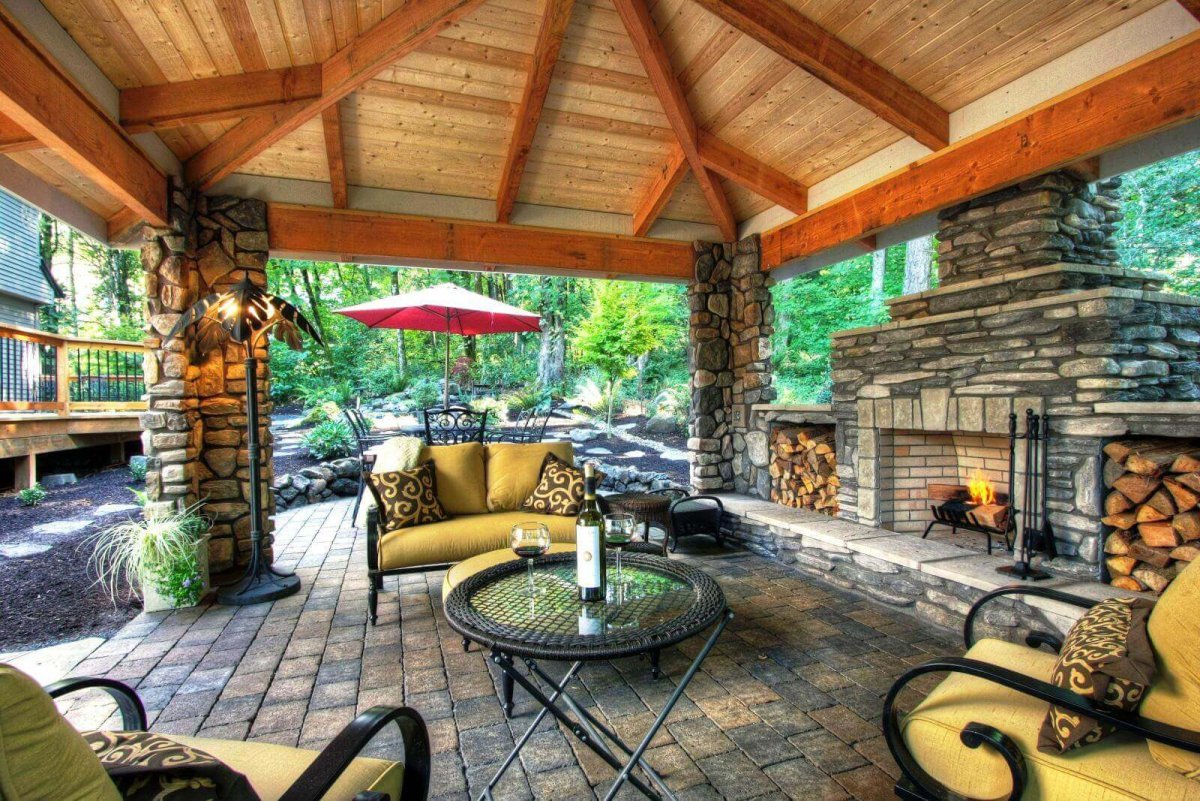 Беседка с мангальной зоной камня