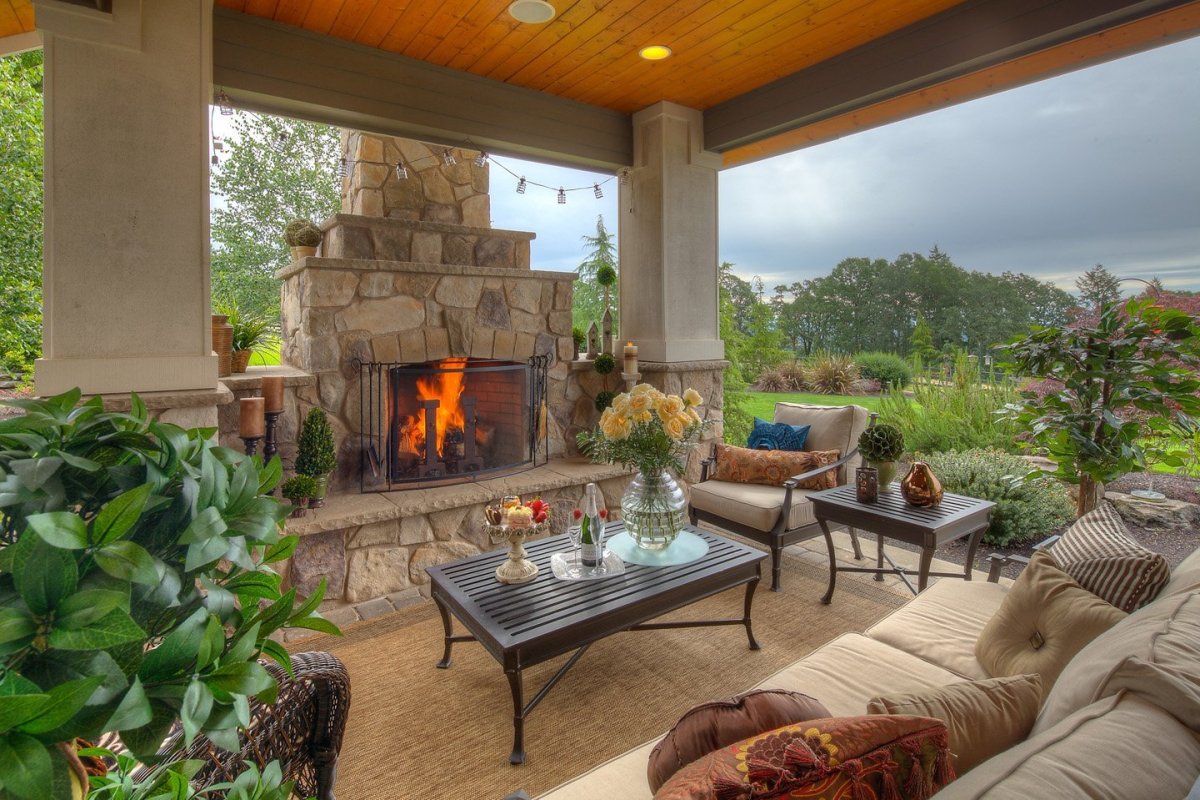 Терраса с камином-барбекю