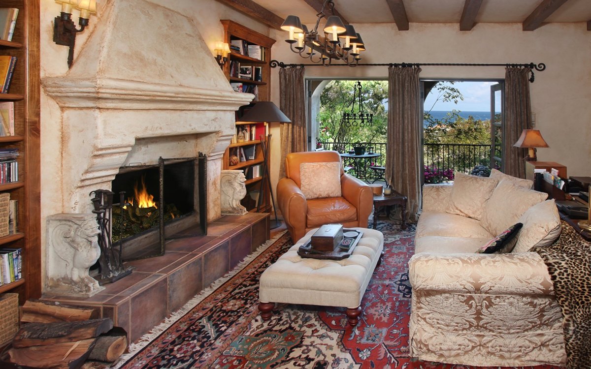 Гостиная с камином в современном классическом стиле