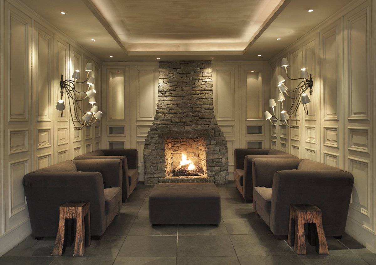 Интерьер с камином в доме