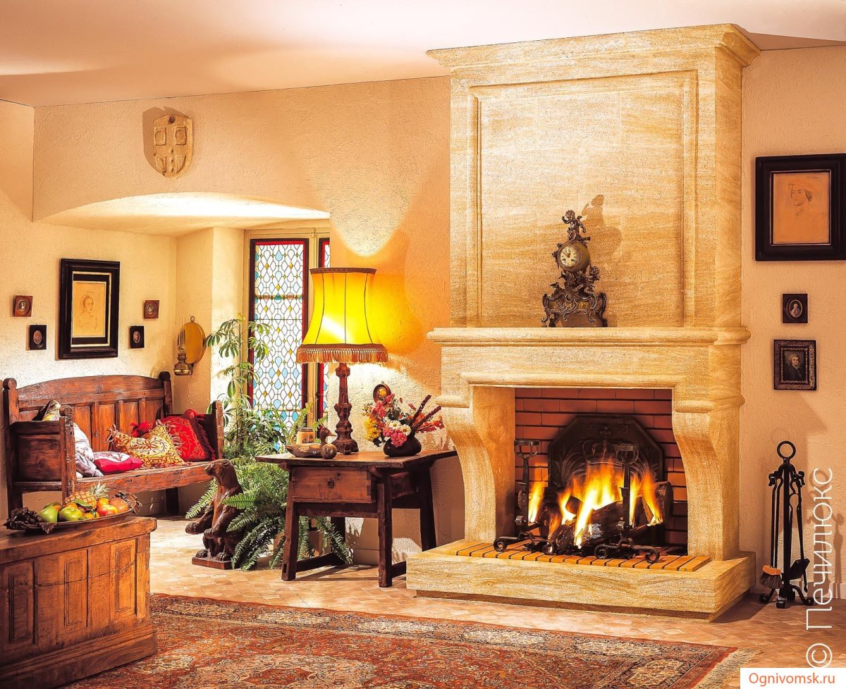 Гостиная с камином в частном доме