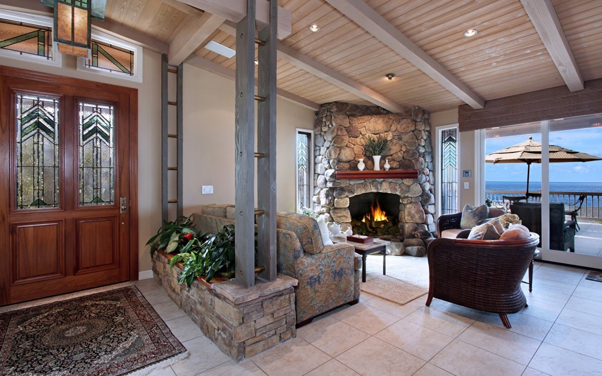 Гостиная с камином в загородном доме