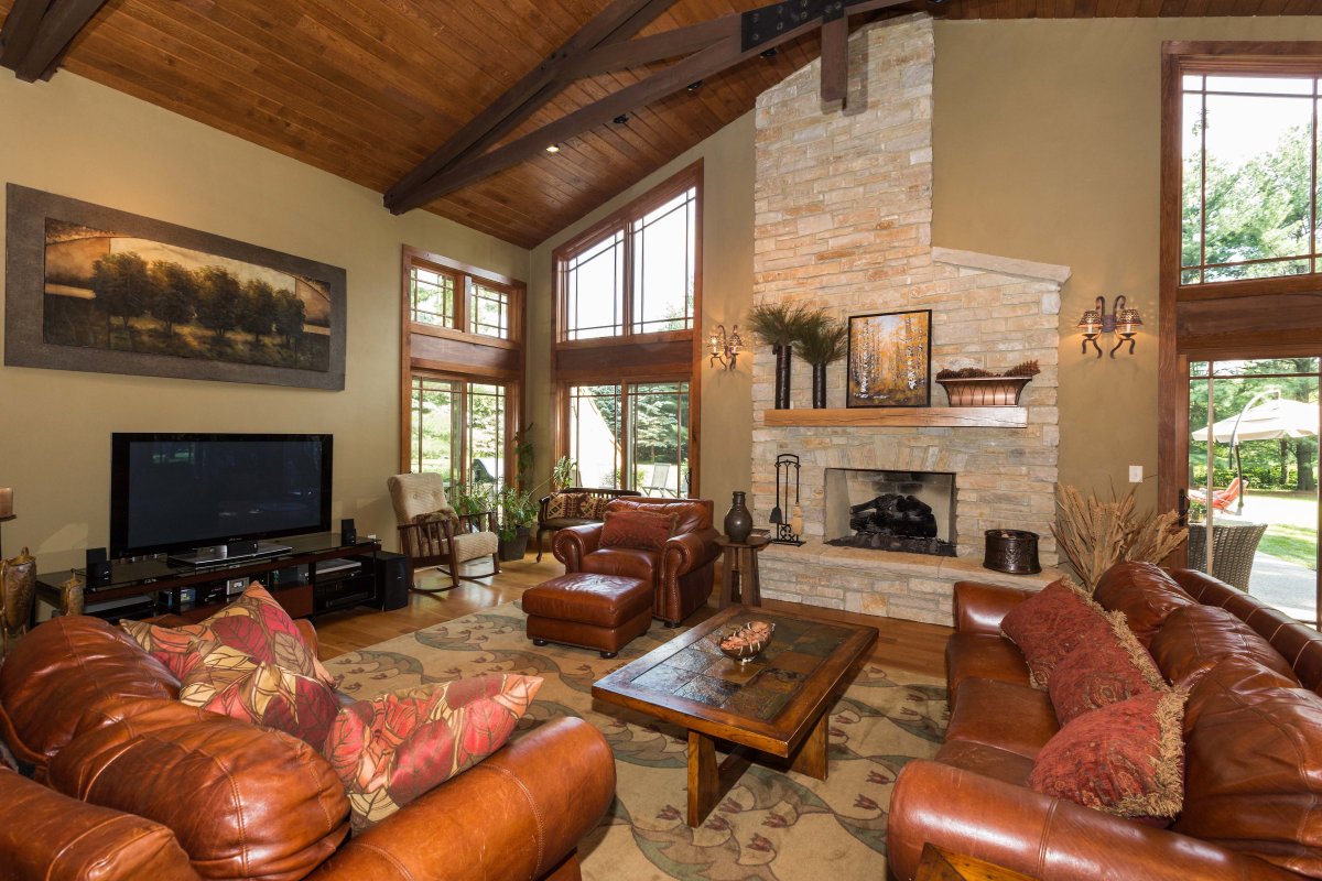 Интерьер с камином в загородном доме