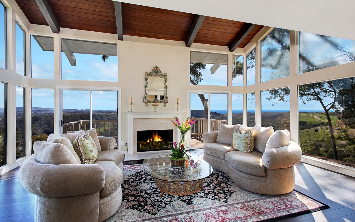 Гостиная с камином и большими окнами