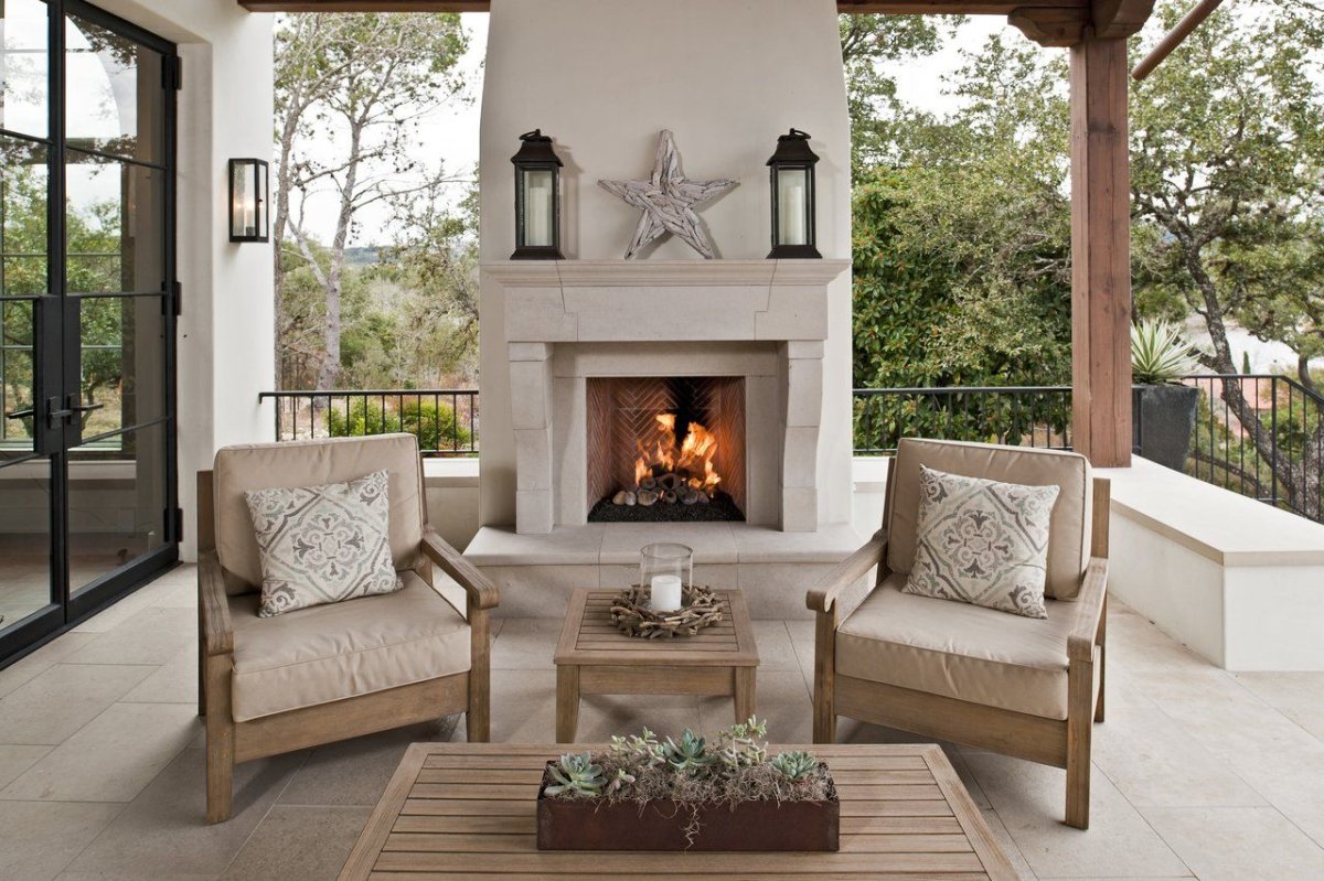Угловой камин на террасе